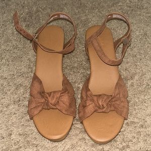 Universal Thread Sandals- Never Worn!